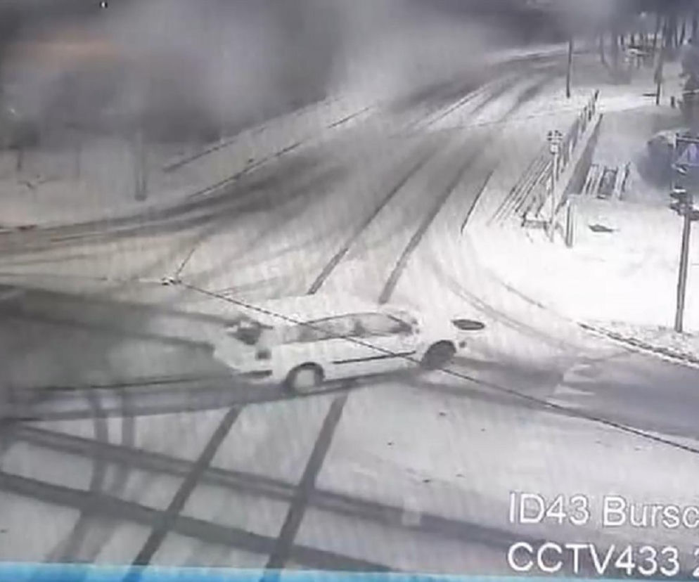 22-latek nie trafił w zakręt, złapał poślizg i skosił latarnię. Jeździł bez prawka