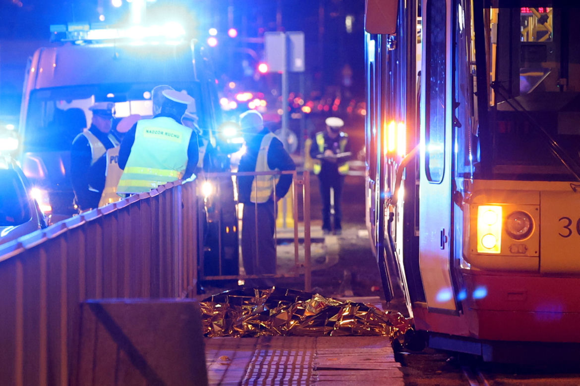 Śmiertelny wypadek w Warszawie. Pieszy zginął pod kołami tramwaju