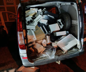 Złodziej wpadł z łupem wartym milion złotych. Zabarykadował się w skradzionym busie
