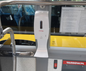 Dezynfekcja rąk w autobusie