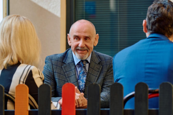 Na Wspólnej, odcinek 4274: Sąsiedzi zbuntują się przeciw Bożydarowi. Jego inwestycja wywoła prawdziwą burzę - ZDJĘCIA