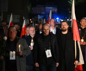 Marsz milczenia w Jarosławiu po ataku na księdza. Mieszkańcy w żałobie
