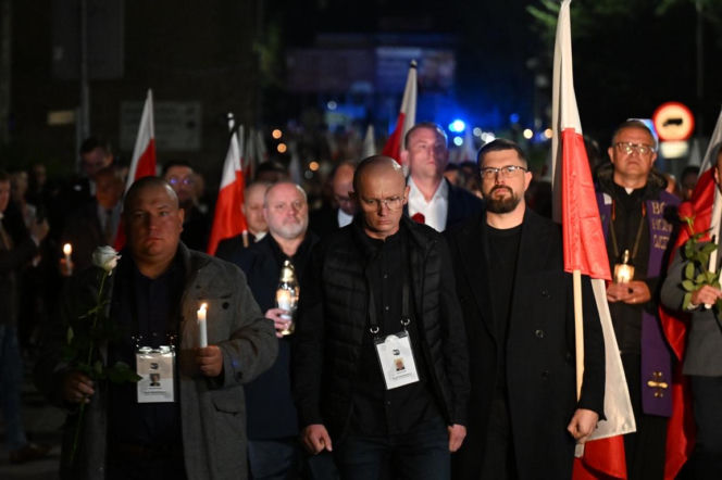 Marsz milczenia w Jarosławiu po ataku na księdza. Mieszkańcy w żałobie