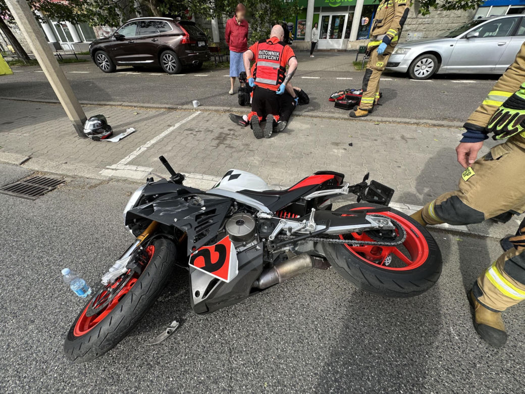 Motocyklista zderzył się z oplem i walnął w forda. Poważny wypadek na Pradze-Północ kont. Warszawa