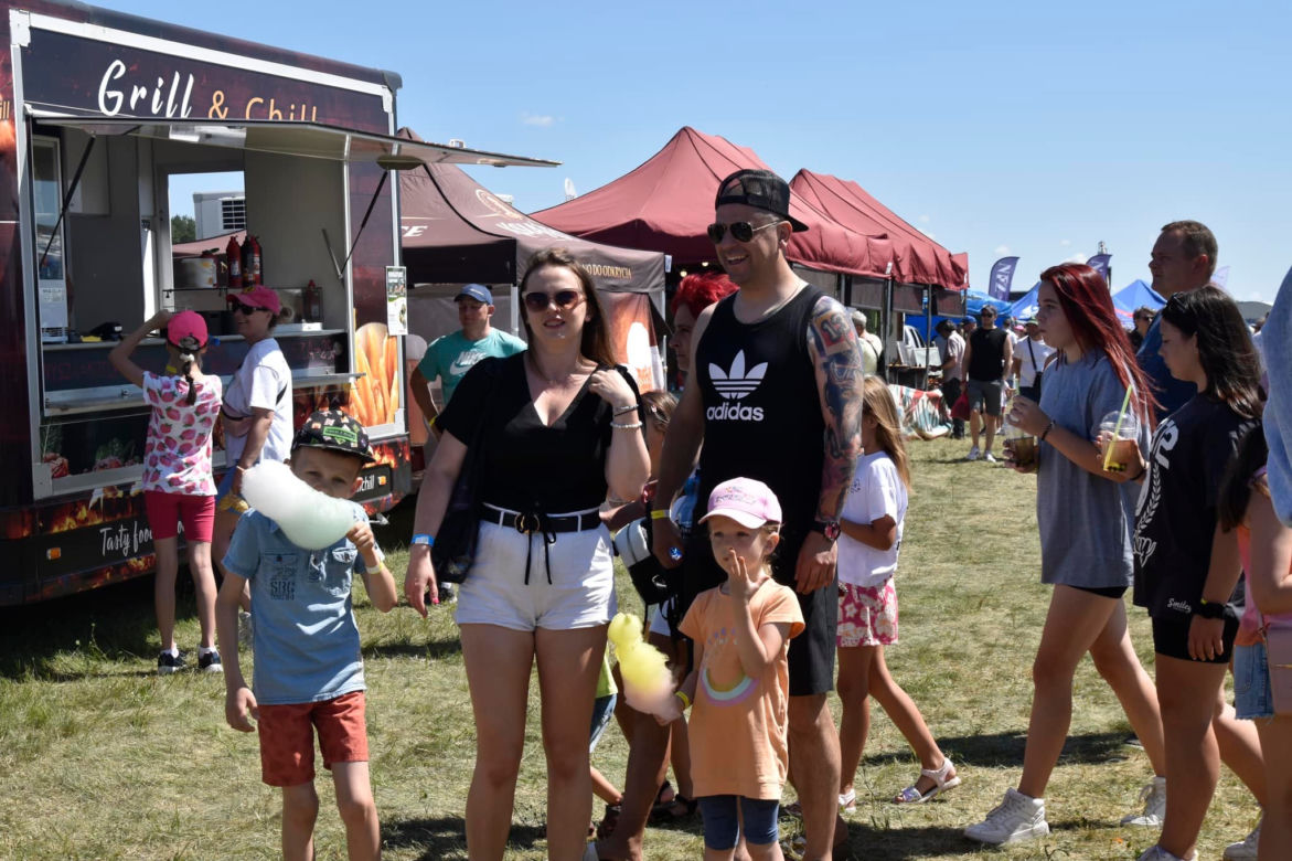 Rodzinny Piknik Lotniczy w Gryźlinach 2023. Lotnicy-akrobaci zachwycili publiczność