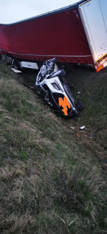 Kaplityny. Tragiczny wypadek na DK 16. Nie żyją dwie osoby, cztery w szpitalu [ZDJĘCIA]