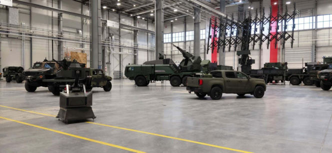 Program San to antydronowy „szwajcarski scyzoryk”? Premier i Szef MON na podpisaniu umowy