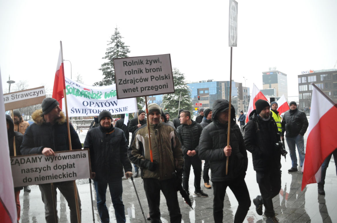 Protest rolników przed Urzędem Wojewódzkim w Kielcach