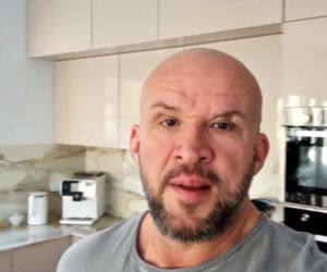 M jak miłość. Tomasz Oświeciński (Andrzejek) w kuchni nowego domu