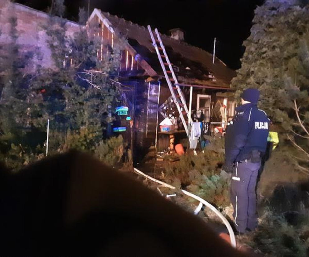W Tarnowie zapalił się drewniany dom. Nie żyje 73-letni mężczyzna