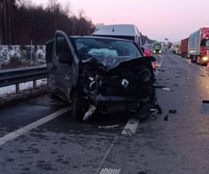 Zderzenie trzech pojazdów na S8. Są zabici i ranni! „Droga jest kompletnie zablokowana”