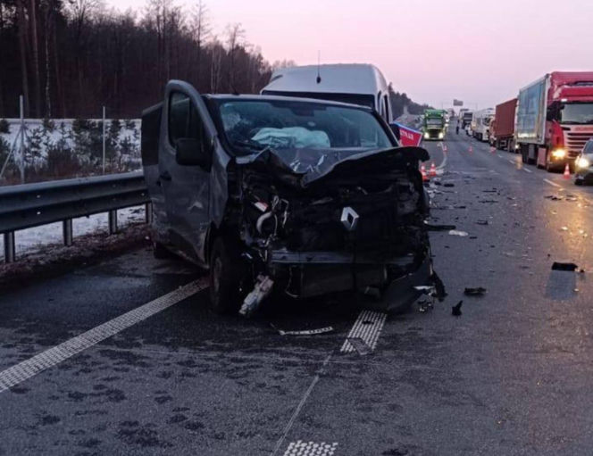 Zderzenie trzech pojazdów na S8. Są zabici i ranni! „Droga jest kompletnie zablokowana”