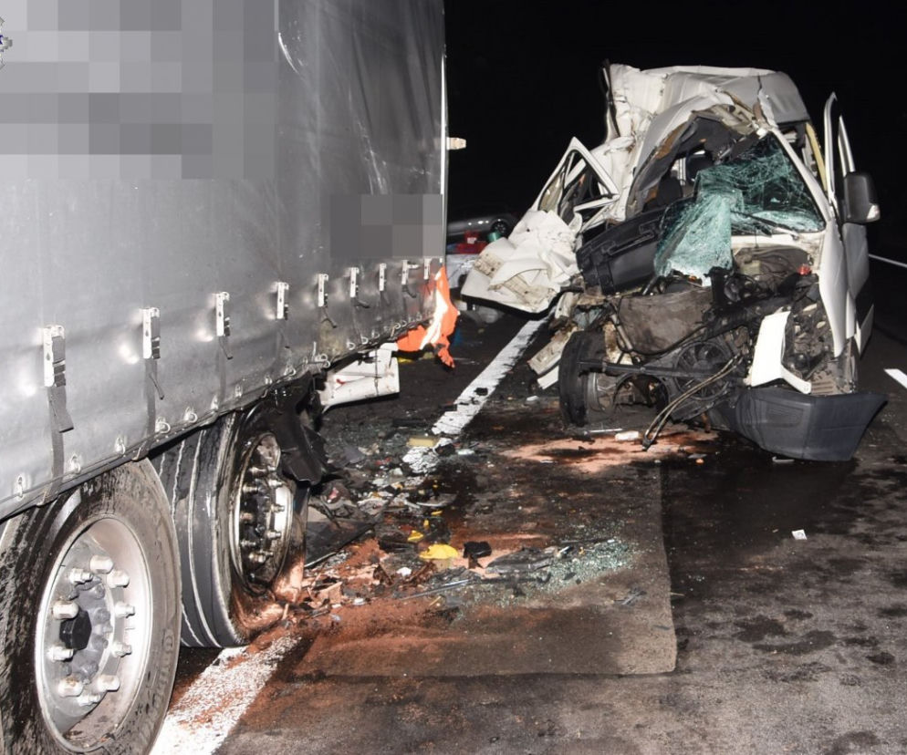 Bus najechał na TIR-a. Trzech Ukraińców zostało rannych