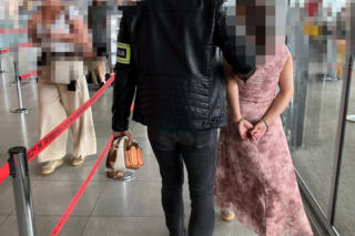 Bezczelna złodziejka chciała dać nogę do Dubaju. Zakuli ją w kajdanki na lotnisku