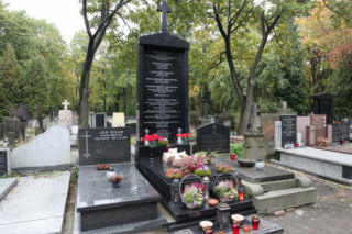 Symboliczny grób Lecha i Marii Kaczyńskich. Tak wyglądał o zmroku. WIDEO