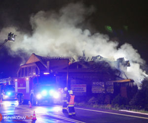 Pożar delikatesów w Michałowicach. Kłęby gęstego dymu było widać z daleka