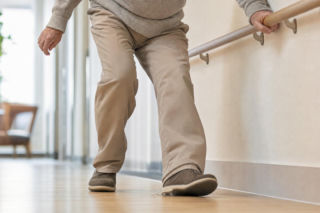 Częste potykanie się to nie tylko roztargnienie. Te dwa objawy mogą zwiastować problemy neurologiczne