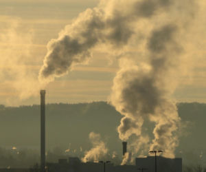 RCB ostrzega przed smogiem. Trujące powietrze w kilku województwach 