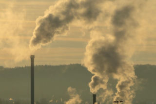 RCB ostrzega przed smogiem. Trujące powietrze w kilku województwach 