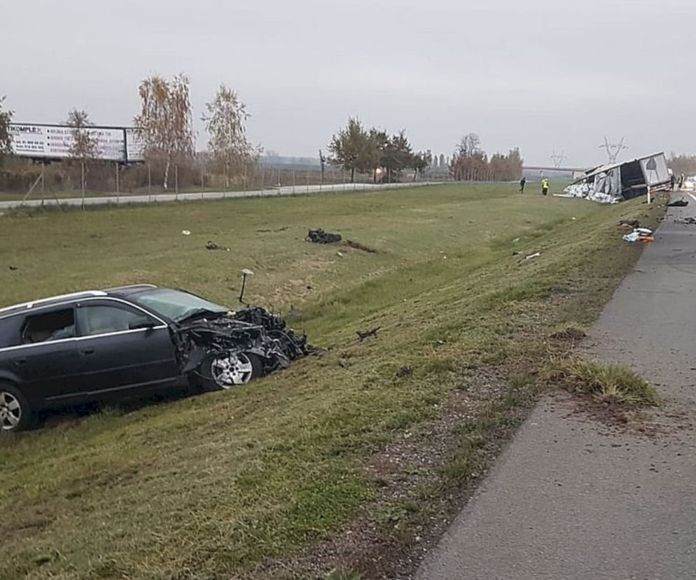 Zasnął za kierownicą Audi i wjechał wprost pod ciężarówkę