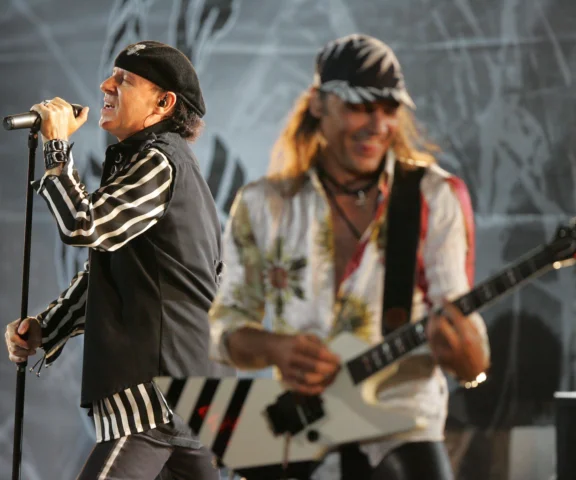 Kilka gwizdnięć i wiadomo, że to Scorpions. Skąd wziął się początek „Wind of Change”?