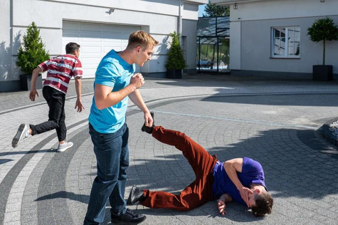 Pierwsza miłość, odcinek 4134: Bójka Białego o Angelikę pod domem Olszewskich! Filip z Kamilem odkryją zbrodnię? - ZDJĘCIA