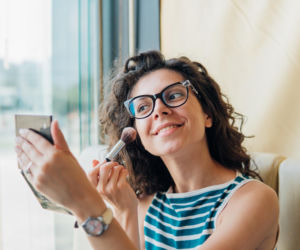 Makijaż przy okularach. Jak podkreślić oczy, żeby nie wyglądały na mniejsze