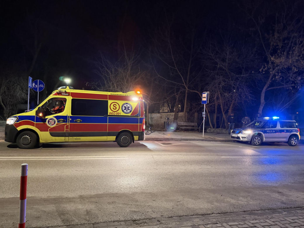 Nastolatek uderzył hulajnogą w znak drogowych. Helikopter zabrał go do szpitala