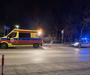 Nastolatek uderzył hulajnogą w znak drogowych. Helikopter zabrał go do szpitala