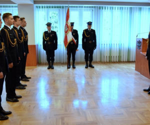 Młodzi strażacy otrzymali nominacje oficerskie. Zostaną skierowani do podkarpackich jednostek [FOTO]