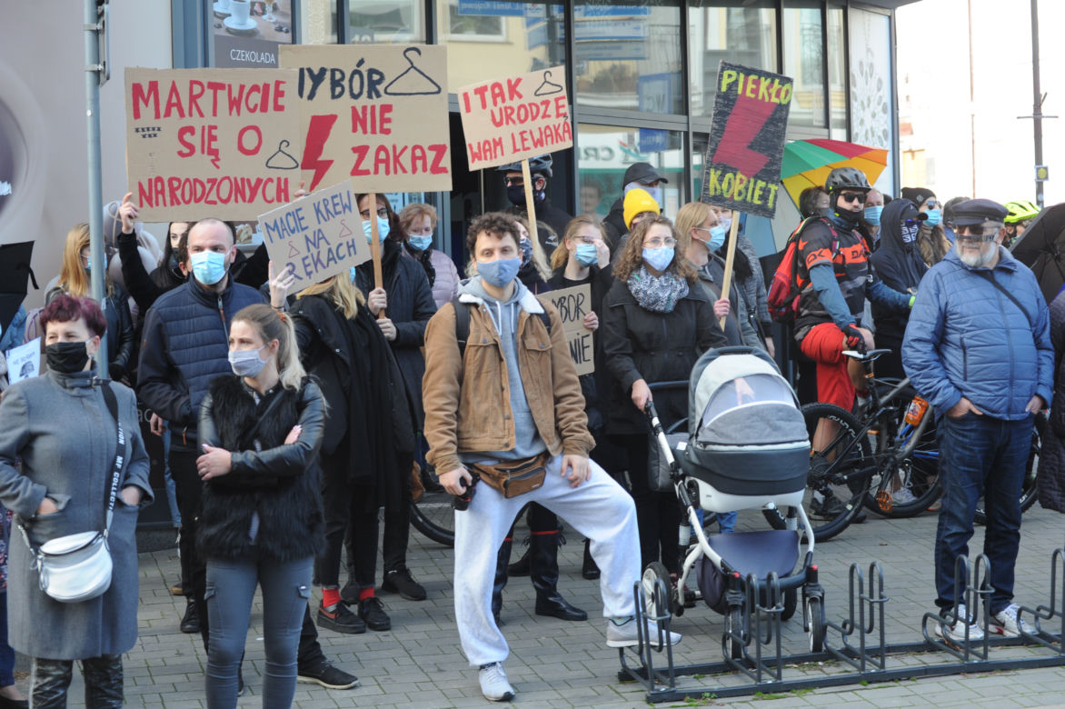 Kołobrzeg: Protest kobiet na ulicach miasta