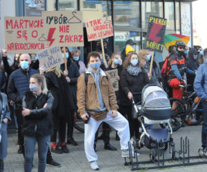 Kołobrzeg: Protest kobiet na ulicach miasta