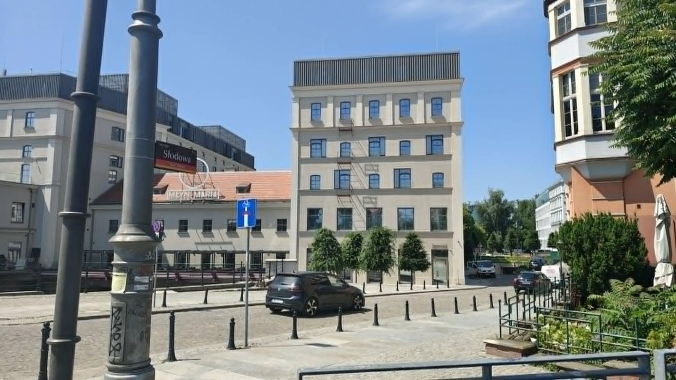 Zbudowali balkony, z których nie da się korzystać. Deweloper tłumaczy, o co chodzi