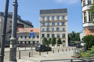 Zbudowali balkony, z których nie da się korzystać. Deweloper tłumaczy, o co chodzi