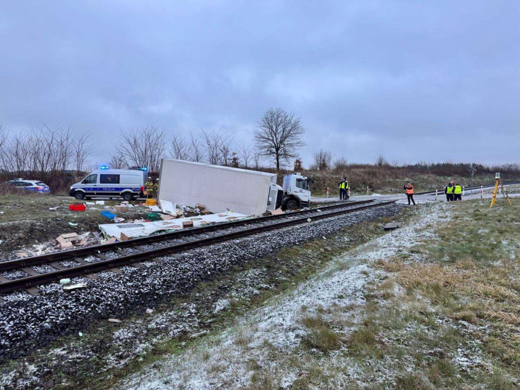 Ciężarówka wjechała pod pociąg relacji Piła - Szczecin. Dwie osoby w szpitalu [ZDJĘCIA]