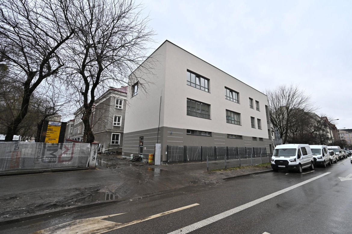 Absurd roku w Warszawie? Postawili płot tuż przy elewacji budynku. "Tak musiało być" 