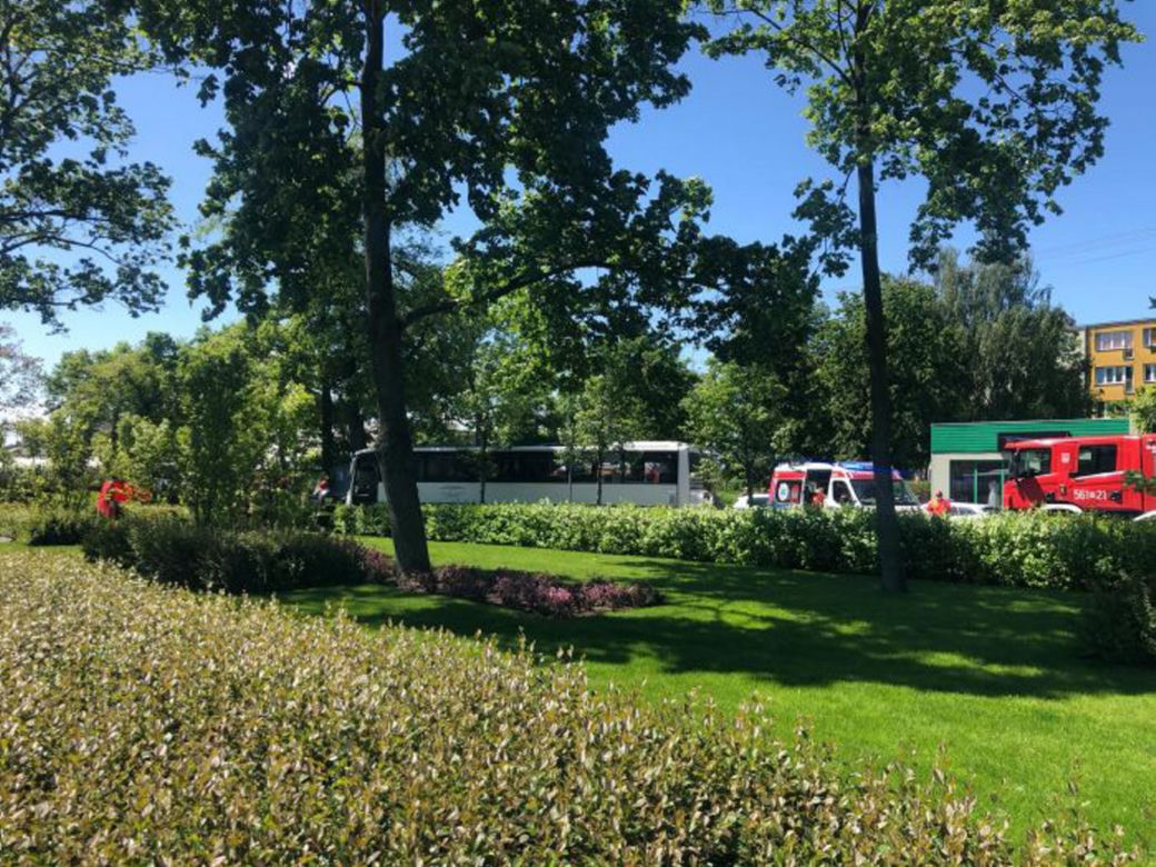 Autobus uderzył w drzewo w Górze Kalwarii