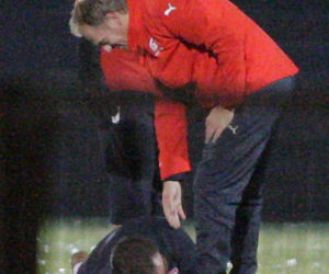 Donald Tusk gra w piłkę