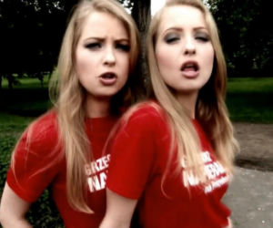 Piękne bliźniaczki zaśpiewały 100 lat Kaczyńskiemu. Później rozebrały się dla panów