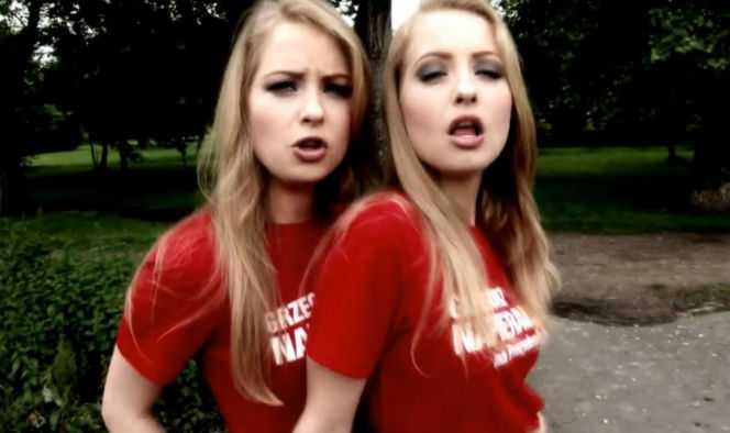 Piękne bliźniaczki zaśpiewały "100 lat" Kaczyńskiemu. Później rozebrały się dla panów