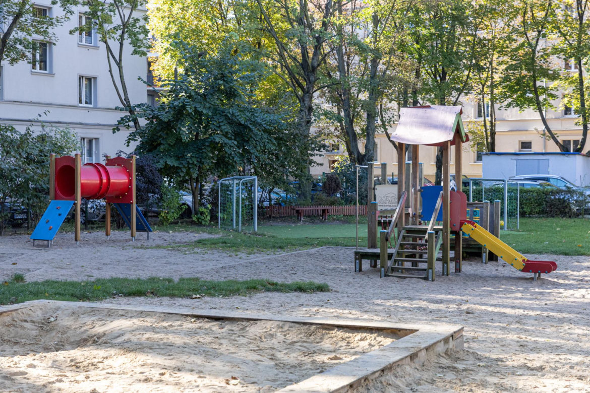 Atak na przedszkolaków w Poznaniu. 71-latek zabił 5-latka. Na miejscu zbrodni płoną znicze