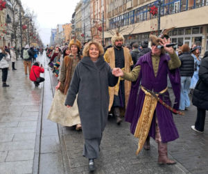 Polonez dla Łodzi. Taneczny korowód maturzystów przeszedł ulicą Piotrkowską