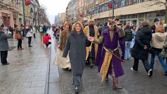 Polonez dla Łodzi. Taneczny korowód maturzystów przeszedł ulicą Piotrkowską