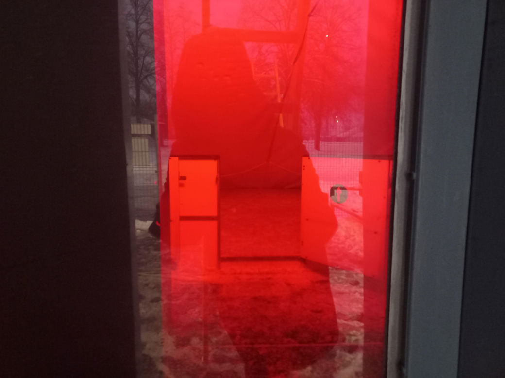 Pod ciężarem śniegu zapadło się zadaszenie lodowiska w Lesznie! Na miejscu pracują służby