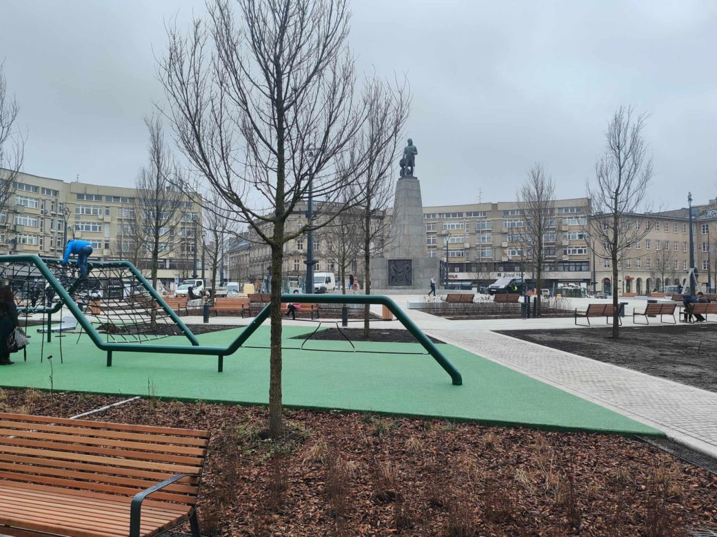 Plac wolności kilka dni przed otwarciem! Już odwiedzają go pierwsi łodzianie [ZDJĘCIA]