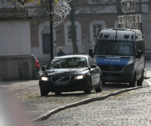 Policja pilnuje Kaczyńskiego? Radiowozy pod domem i kościołem