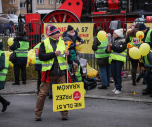 Protest ws. wariantów S7 przed siedzibą oddziału GDDKIA w Krakowie