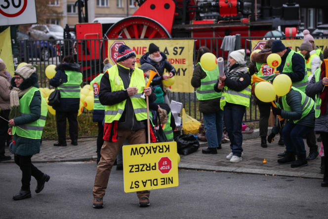 Protest ws. wariantów S7 przed siedzibą oddziału GDDKIA w Krakowie