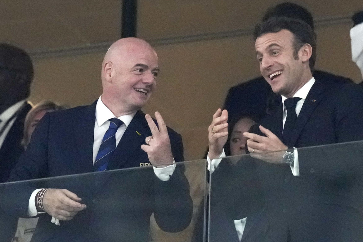 Prezydent Francji nie mógł się pohamować! Nie szczędził pieszczot 69-letniej żonie. Na trybunach zrobiło się naprawdę gorąco