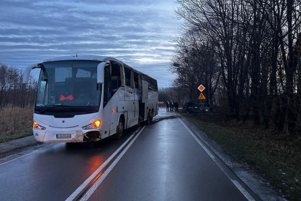 W auto w rowie wjechał autokar. Kilka osób trafiło do szpitala